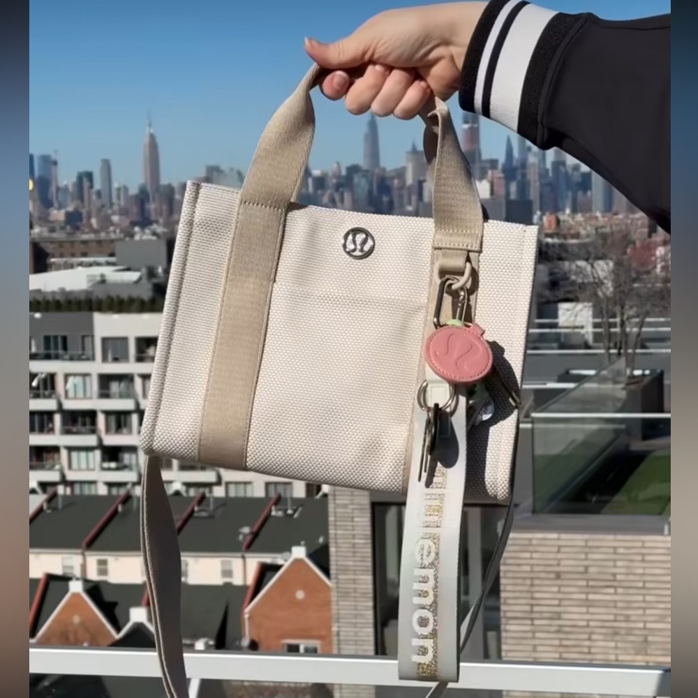 Lululemon Two Tone Canvas Tote Mini Bag 4.5L Mojave Tan/Light Ivory NWT - Picture 8 of 8